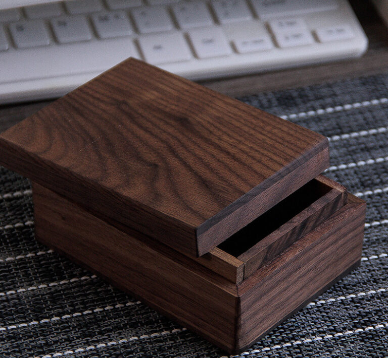 Retro wooden box (2)